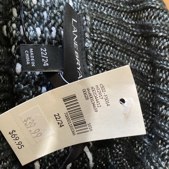 Woman’s Plus black and white short sleeve Lane Bryant sweater with cowl neck. - Picture 3 of 4